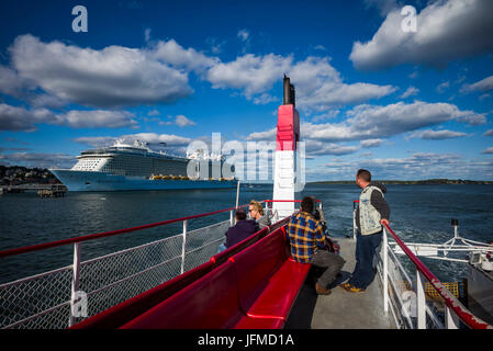 USA, Maine, Portland, Casco Bay, Kreuzfahrtschiff im Hafen von Portland aus Peaks Island Ferry Stockfoto