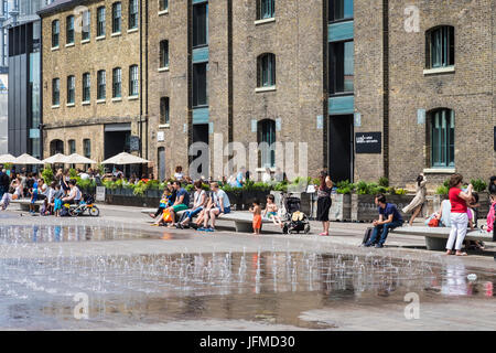 Granary Square im Herzen der Regeneration des Königs Cross Bereich entlang Regents Canal, London, England, U.K Stockfoto