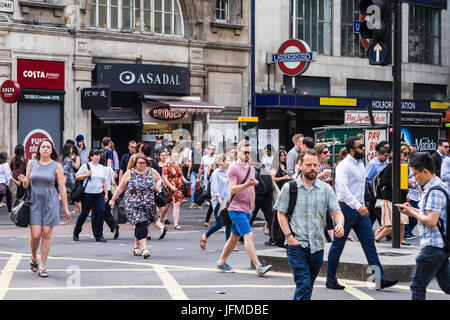 Menschen beim Überqueren der Straße am Kingsway, Holborn, London, England, Vereinigtes Königreich Stockfoto