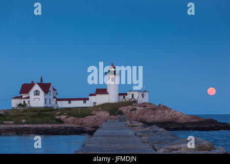 USA, Massachusetts, Cape Ann, Gloucester, Eastern Point LIghthouse mit Mondaufgang Stockfoto