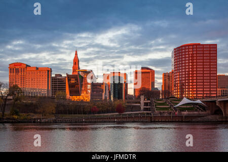 USA, Connecticut, Hartford, Skyline der Stadt mit Connecticut Science Center und Reisende Gebäude vom Connecticut River, Dawn, Herbst Stockfoto