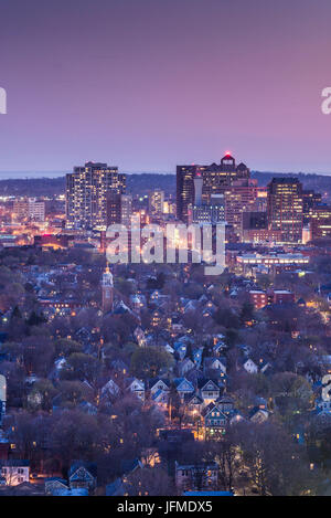 USA, Connecticut, New Haven, Skyline der Stadt vom East Rock Park, Dämmerung Stockfoto