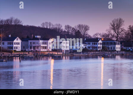USA, Connecticut, Mystic, Häuser entlang Mystic River, dawn Stockfoto