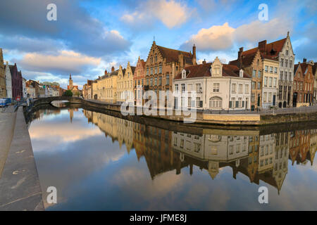 Rosa Wolken im Morgengrauen auf den Glockenturm und die historischen Gebäude spiegelt sich in den typischen Kanal Brügge-West-Flandern-Belgien-Europa Stockfoto