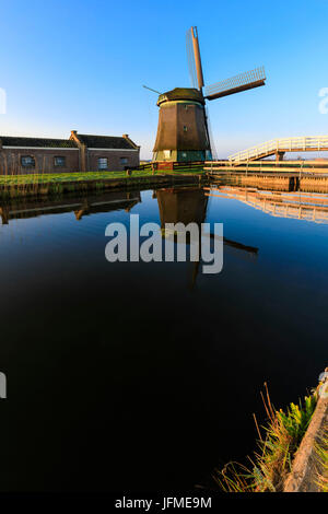 Typische Windmühle spiegelt sich in den Kanal bei Morgengrauen Berkmeer Gemeinde Koggenland North Holland Niederlande Europa Stockfoto