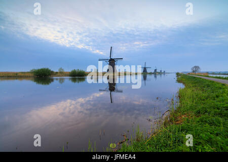 Traditionelle holländische Windmühlen spiegelt sich in den Kanal in der Abenddämmerung Kinderdijk Molenwaard Süd-Holland Niederlande Europa Stockfoto