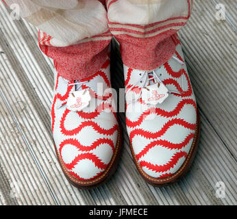 funky Herren Schuhe getragen bei RHS Chelsea Flower Show 2017 Stockfoto