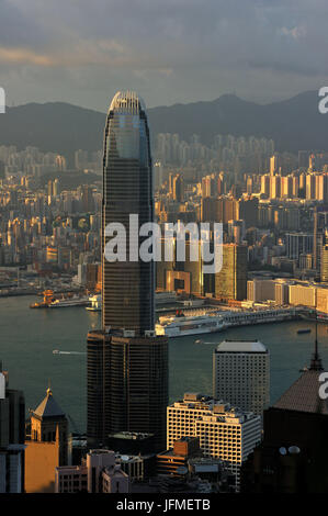 China, Hong Kong, Blick vom Victoria Peak auf Hong Kong Island mit Two International Finance Centre vom Architekten Cesar Pelli und der Kowloon-Halbinsel im Hintergrund Stockfoto
