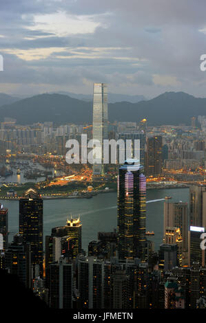 China, Hong Kong, Blick vom Victoria Peak auf Hong Kong Island und Kowloon Halbinsel mit ICC (International Commerce Centre) Gebäude im Hintergrund Stockfoto