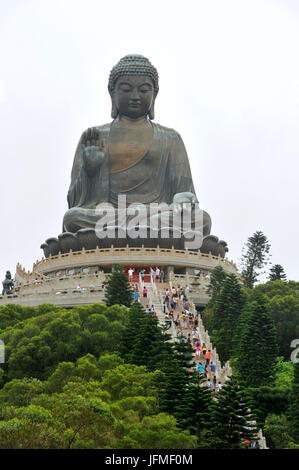 China, Hong Kong, Lantau Insel, Ngong Ping, die weltweit größte im freien sitzend Bronze-Buddha-Statue im Po Lin Kloster Stockfoto