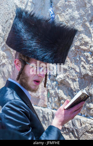 Orthodoxen jüdischer Mann betet in der Westwand während Pessach in Jerusalem Israel Stockfoto