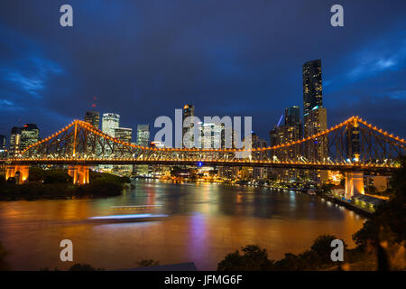Story Bridge beleuchtet nach Einbruch der Dunkelheit, Brisbane, Australien Stockfoto