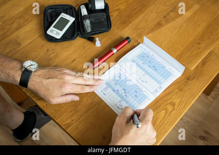 Notizen in seinem Blut-Glucose-Test Diabetes machen buchen, Notizen über den Blutzuckerspiegel, Tagebuch, Stockfoto