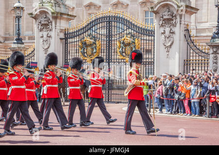 LONDON, Vereinigtes Königreich – 11. Juli 2012: Die Band der Grenadier Guards, unter der Leitung von Tambourmajor der Coldstream Guards, marschiert, vorbei an der Vorderseite des Buck Stockfoto