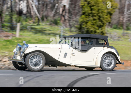 Jahrgang 1948 Jaguar Mk IV Limousine fahren auf der Landstraße in der Nähe der Stadt Birdwood, South Australia. Stockfoto