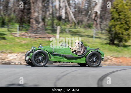 Jahrgang 1935 Riley 12/4 Special fahren auf der Landstraße in der Nähe der Stadt Birdwood, South Australia. Stockfoto