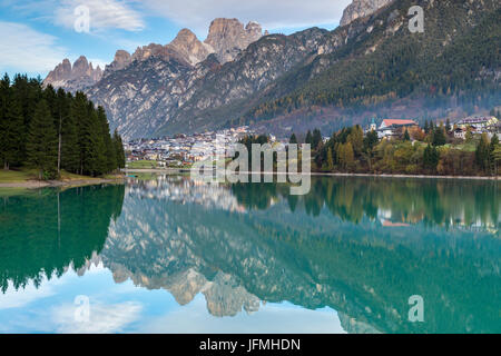 Lago di Santa Caterina und Auronzo di Cadore, Provinz Belluno, Region Venetien, Italien, Europa. Stockfoto