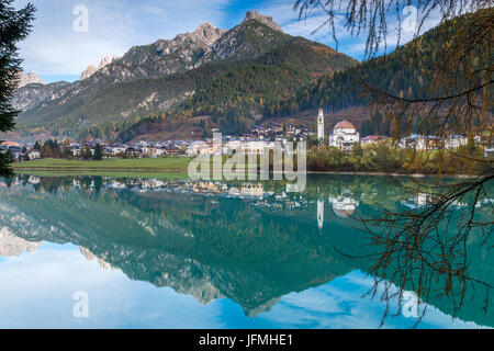 Lago di Santa Caterina und Auronzo di Cadore, Provinz Belluno, Region Venetien, Italien, Europa. Stockfoto