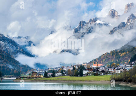 Lago di Santa Caterina und Auronzo di Cadore, Provinz Belluno, Region Venetien, Italien, Europa. Stockfoto