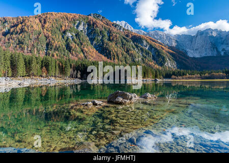 Mangart Berg spiegelt sich in Lago di Fusine, Julischen Alpen, Friaul-Julisch Venetien, Provinz Udine, Italien, Europa Stockfoto