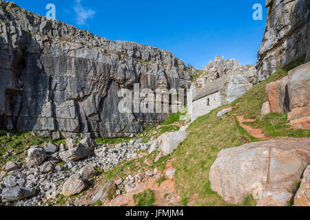 Kapelle St. Govan, ein 13. Jahrhundert geplante Ancient Monument in Pembrokeshire Coast National Park, Wales, Großbritannien, Europa Stockfoto