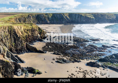 Traeth Llyfn gesehen von Pembrokeshire Coast Path aus Abereiddy, Porthgain, Pembrokeshire Coast National Park, Abereiddy, Wales, Vereinigtes Königreich, Euro Stockfoto