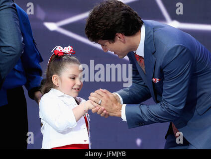 Justin Trudeau, Premierminister von Kanada, trifft ein junges Mädchen (Name nicht im Lieferumfang enthalten) während der Canada Day Feierlichkeiten am Parliament Hill in Ottawa, besuchten von der Prince Of Wales und der Herzogin von Cornwall, am dritten Tag ihres Besuchs in Kanada. Stockfoto