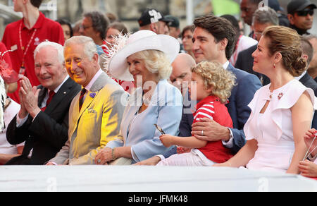 Sitzen Sie der Prince Of Wales und der Herzogin von Cornwall, mit Justin Trudeau, Premierminister von Kanada und seine Frau Sophie Gregoire während der Canada Day Feierlichkeiten am Parliament Hill, Ottawa, auf dritten Tag ihres Besuchs in Kanada. Stockfoto