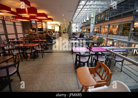 Impressionen aus den Arkaden am Potsdamer Platz in Berlin am 11. April 2017, Deutschland Stockfoto