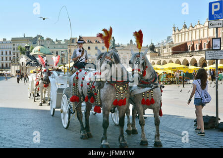 KRAKAU, POLEN - 1. SEPTEMBER 2016. Pferdekutsche für Stadtrundfahrten in Krakauer Hauptmarkt Rynek Glowny Square Stockfoto