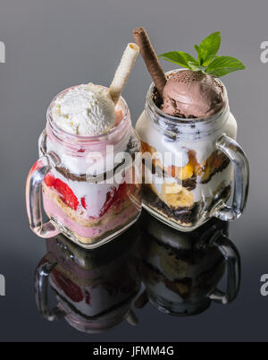 Fruchtdessert mit Eis in einem Glas Stockfoto