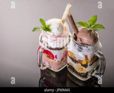 Fruchtdessert mit Eis in einem Glas Stockfoto