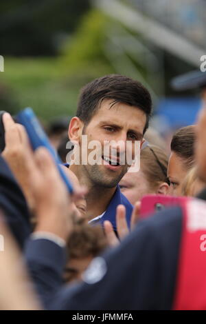 Novak Djokovic treffen die Fans nach dem Sieg bei Aegon International 2017 Eastbourne Stockfoto