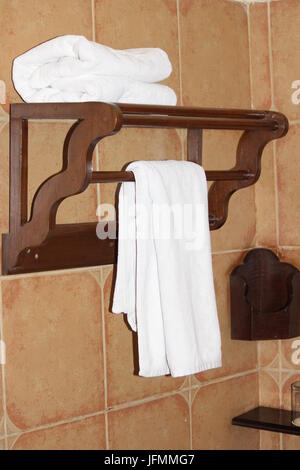 Auf einem Handtuch Handtücher stehen im Badezimmer eines Hotels in Agra, Indien Stockfoto