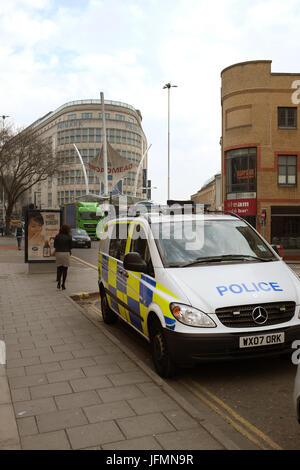 10. April 2017 - Mercedes Vito-Polizei-Transporter in Bridewell Straße in Bristol, in der Nähe der Polizeistation und Broadmead Einkaufszentrums geparkt Stockfoto