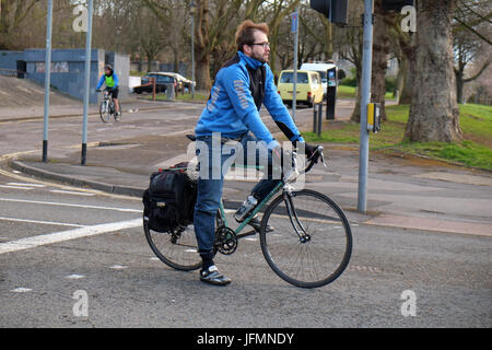 31. Mrch 2017 - Mitte dreissig Kerl auf seinem Fahrrad im Zentrum von Bristol pendeln. Stockfoto