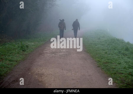 6. April 2017-zwei Brid Watchersheading in zu den Nebel am frühen Morgen bereit für den Tag im Schinken Wand RSPB Naturreservat in Somerset Stockfoto