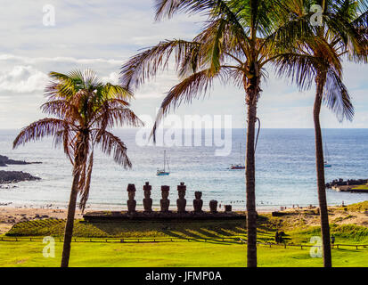 Moais in Ahu Nau Nau am Anakena-Strand, erhöhte Ansicht, Nationalpark Rapa Nui, Osterinsel, Chile Stockfoto