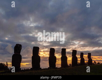 Moais in Ahu Akivi bei Sonnenuntergang, Nationalpark Rapa Nui, Osterinsel, Chile Stockfoto