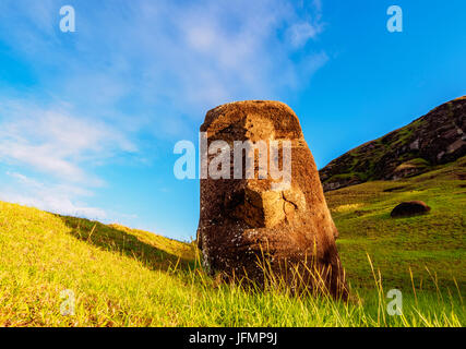 Moai am Steinbruch am Hang des Vulkans Rano Raraku bei Sonnenaufgang, Nationalpark Rapa Nui, Osterinsel, Chile Stockfoto