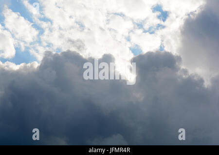 Hintergrund der dunklen Wolken vor dem Gewitter Stockfoto