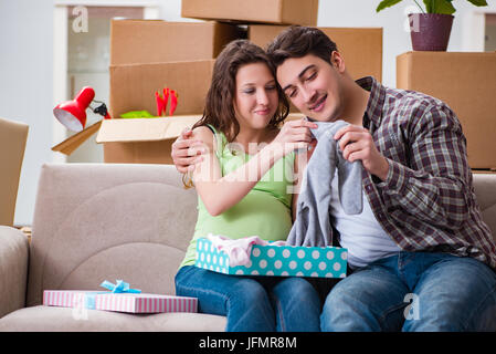 Junges Paar von Mann und schwangere Frau mit Geschenkbox Stockfoto