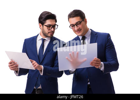 Zwei Geschäftsleute mit virtuellen Tabletten isoliert auf weiss Stockfoto