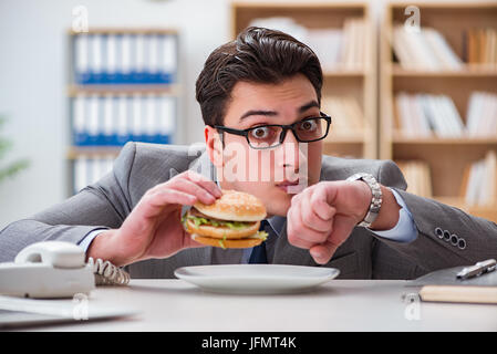 Hungrige lustige Geschäftsmann Essen Junk-Food-sandwich Stockfoto