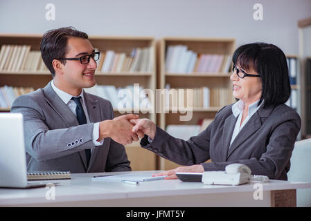 Geschäftsleute mit Business Diskussion in Büro Stockfoto