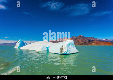 Die weiß-blauen Eisscholle driftet von Küsten Gletscher Stockfoto