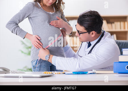 Schwangere Frau Gastarzt für Beratung Stockfoto