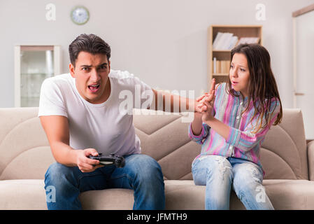 Junge Familie, Computer-Spiele-sucht leiden Stockfoto