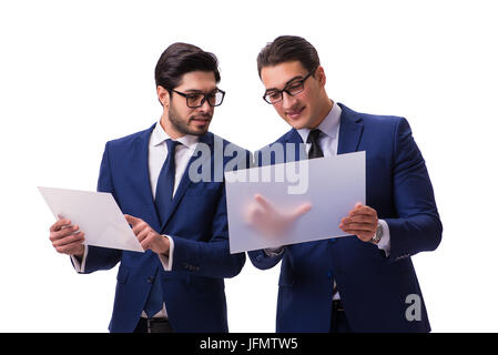 Zwei Geschäftsleute mit virtuellen Tabletten isoliert auf weiss Stockfoto