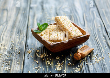 Honig bars in eine hölzerne Schüssel mit Sesam. Stockfoto